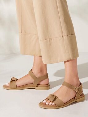 VIVAIA Paloma Arch Pro Adapt All Sandals size 7.5